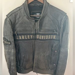 Men's Passing Link Triple Vent Leather Jacket
Part Number: 98074-14VM